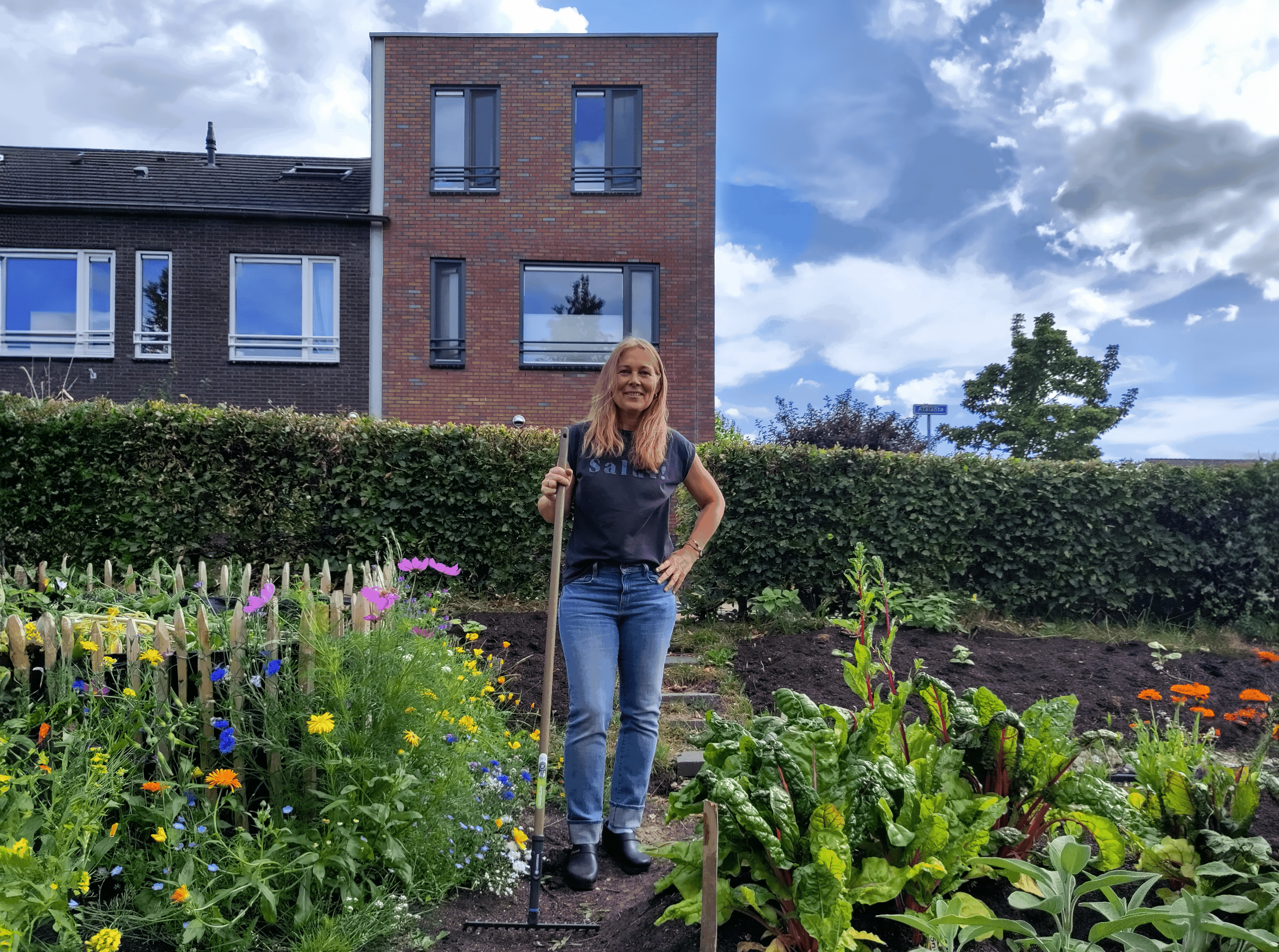 Monique startte een pluktuin in de wijk Erflanden Hoogeveen