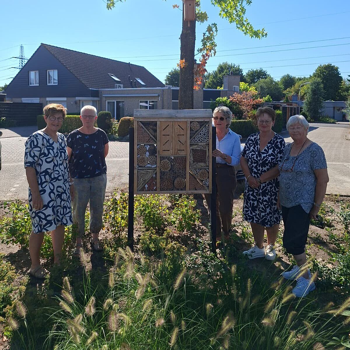 Vijf bewoners van Violier staan bij insectenhotel