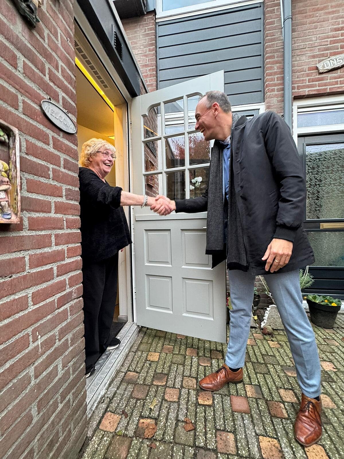 Bewoner schudt hand tijdens wijkactie