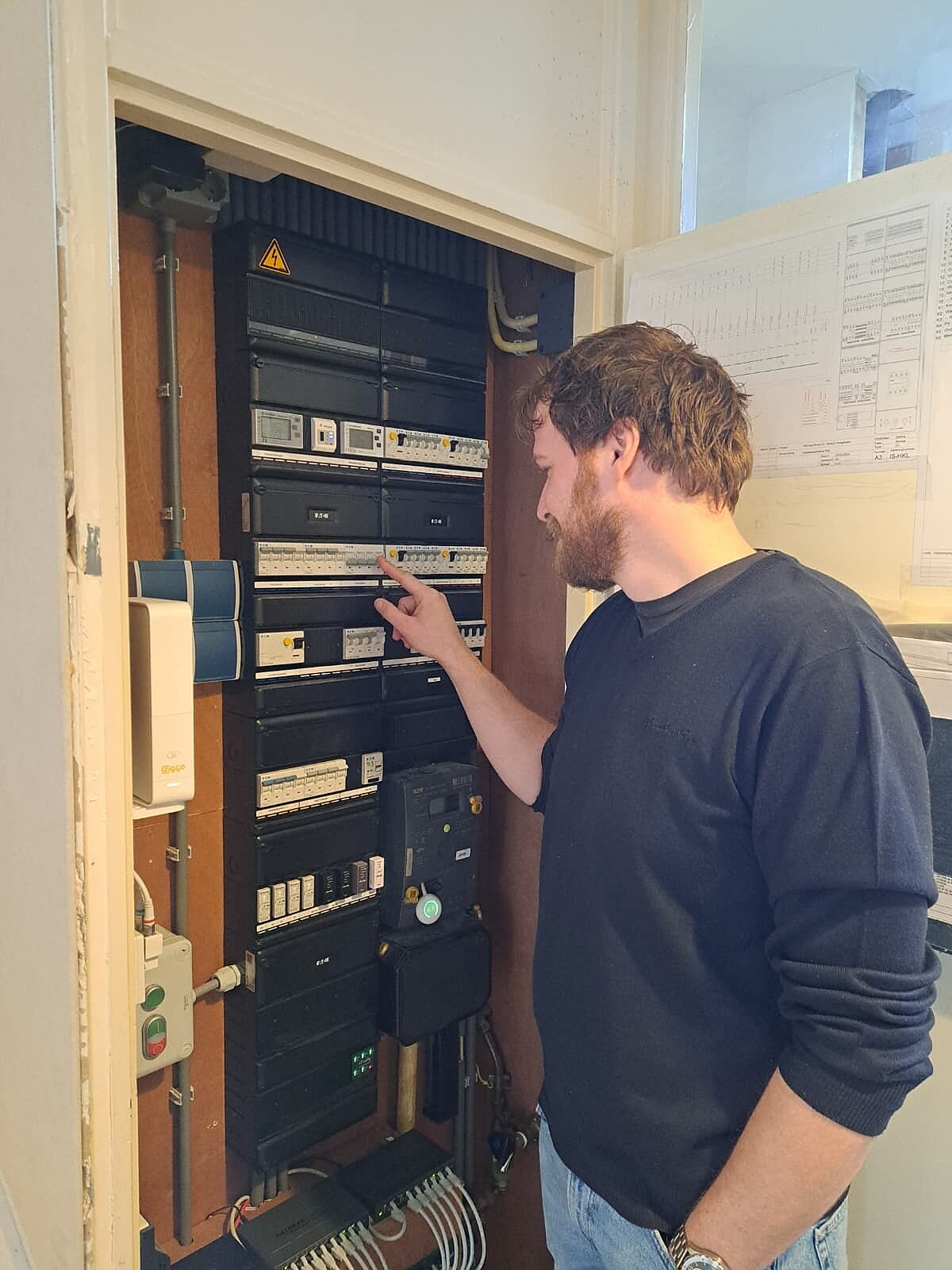 Chris laat aangepaste meterkast zien