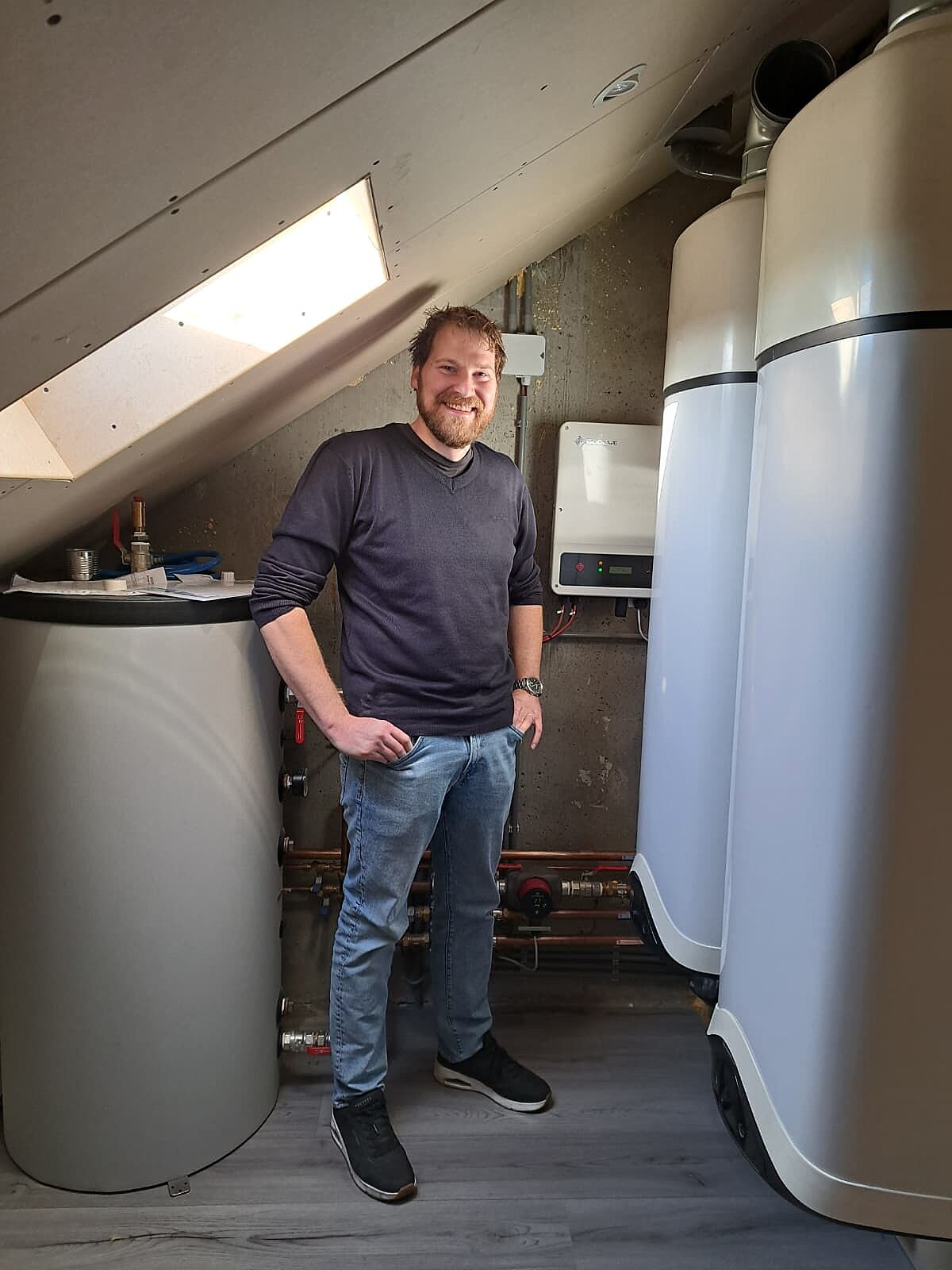 Chris laat warmtepomp en warmteboiler zien