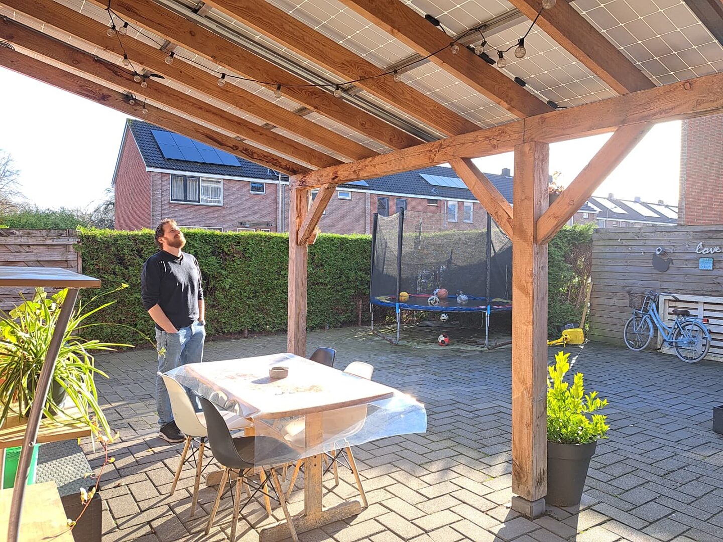 Chris maakte overkapping met zonnepanelen