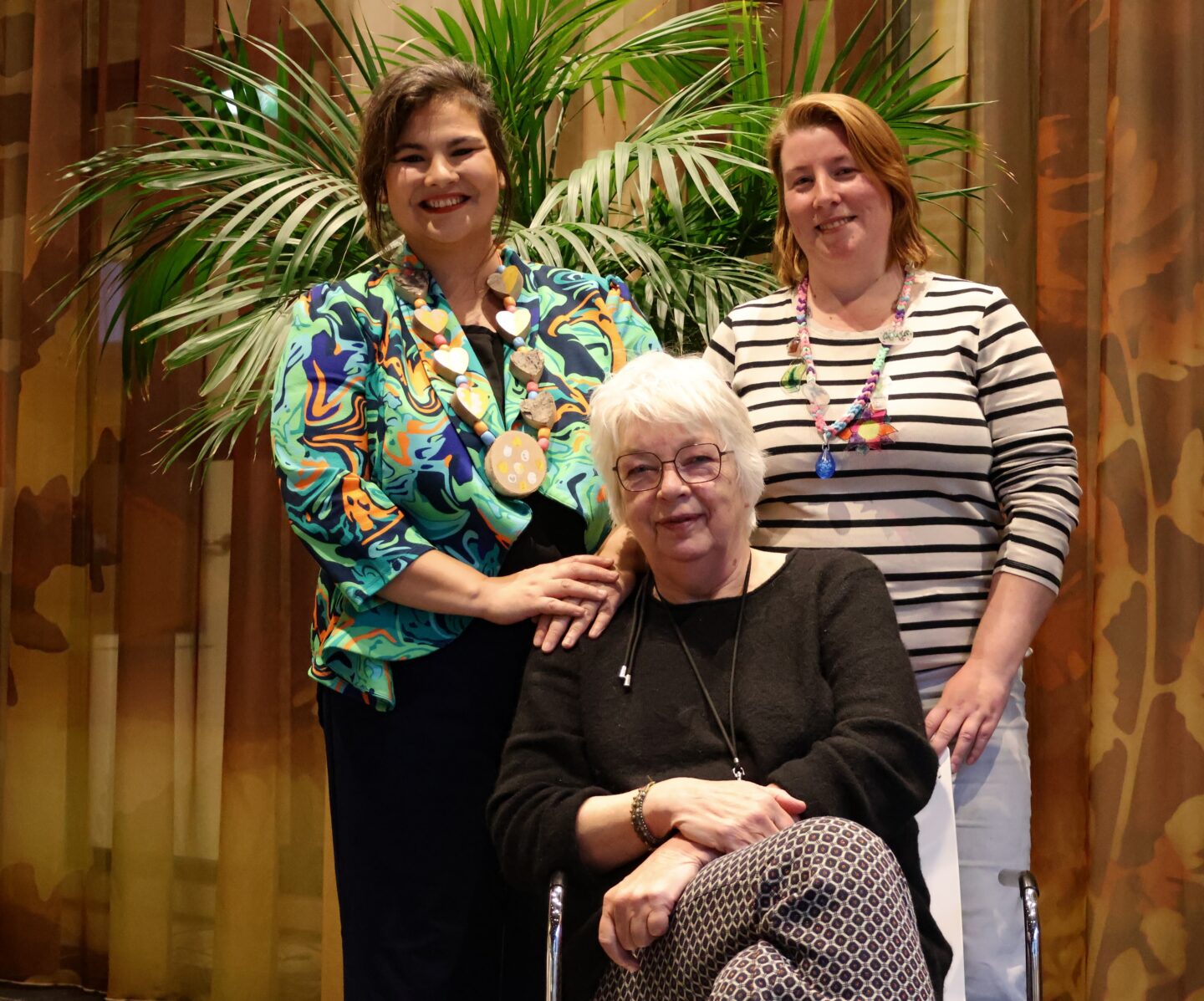 Klimaatburgemeesters Dewy Mulder en Judith Duinkerken samen met Grietje Loof