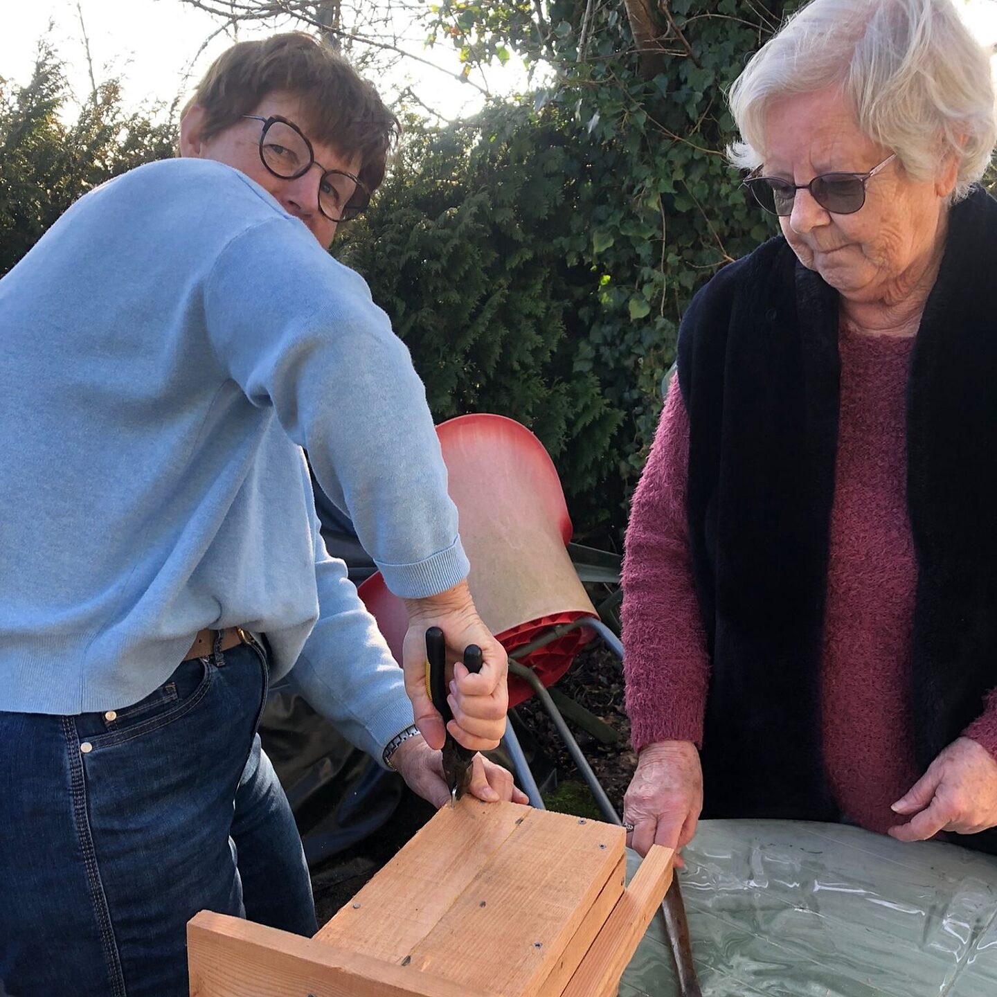 Twee vrouwen maken een vogelhuisje
