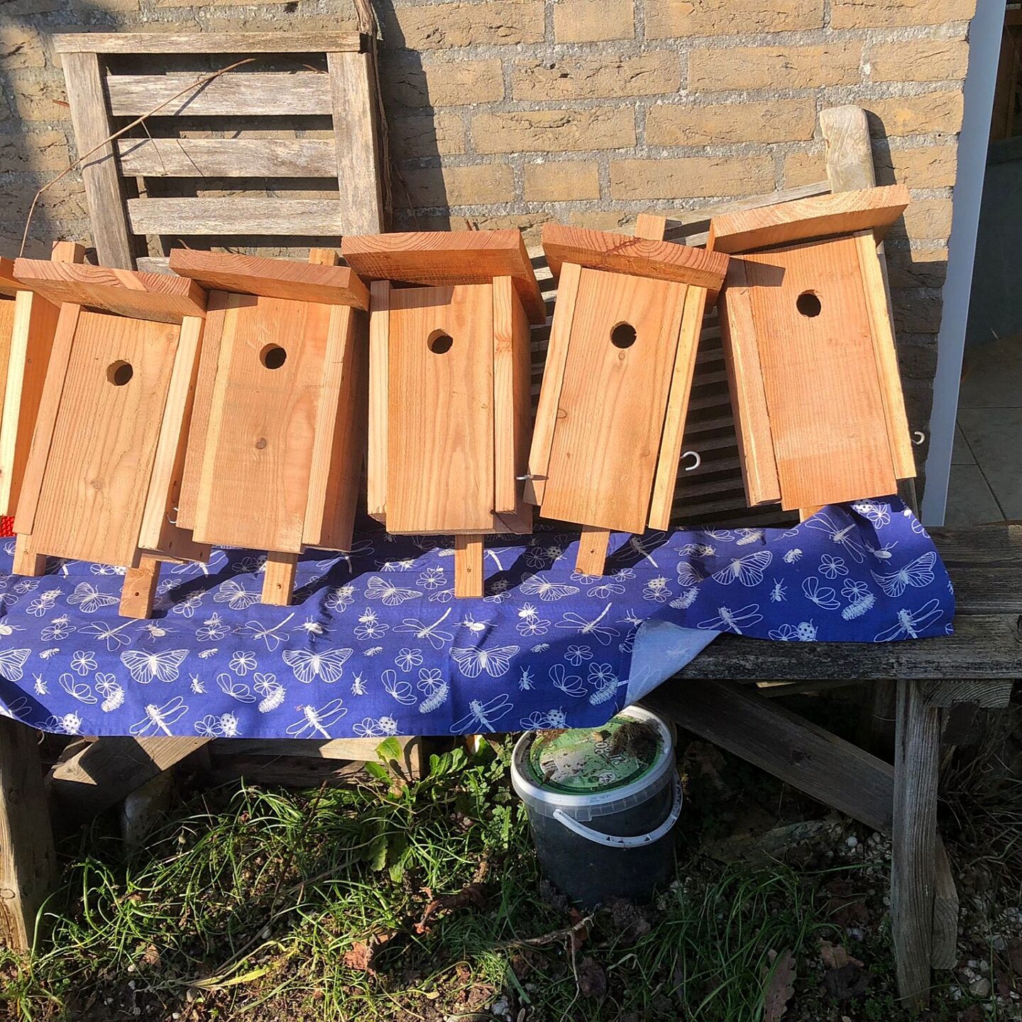 Zelfgemaakte vogelhuisje op een houten bankje