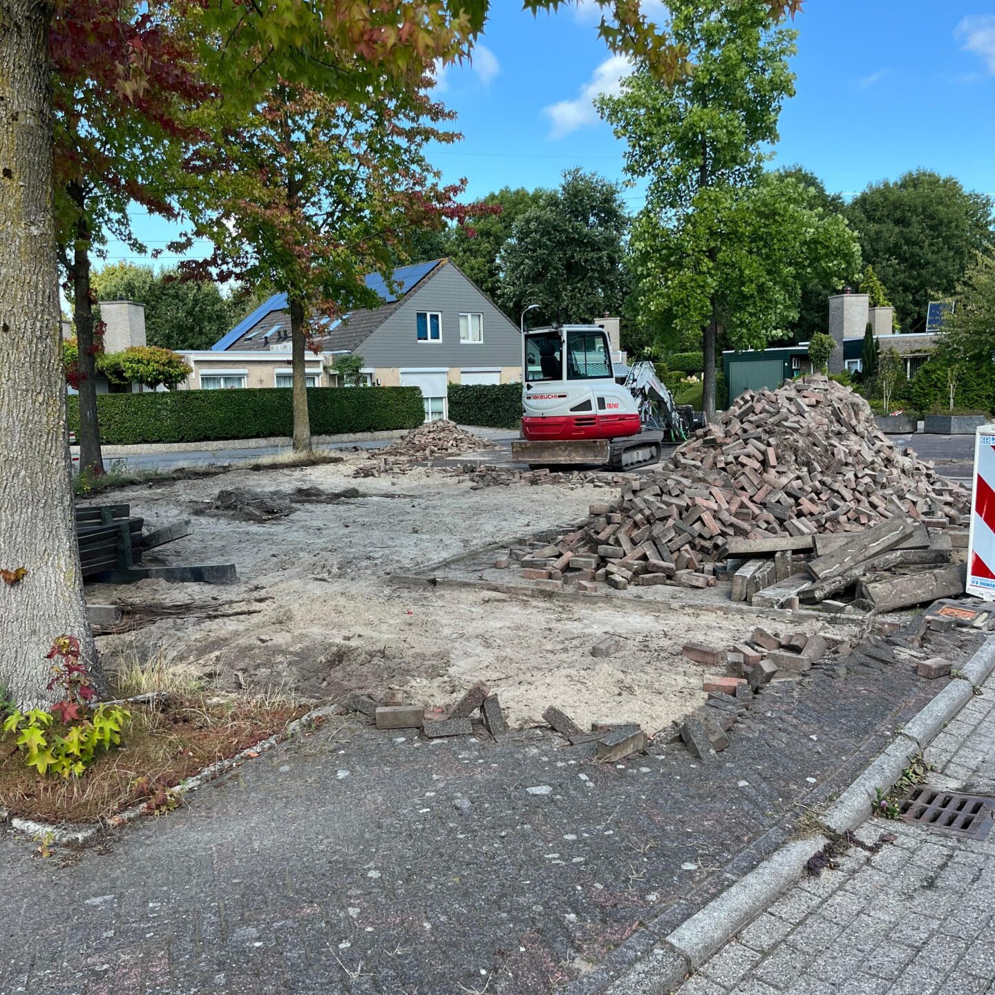 Klinkers zijn uit stenen hofje gehaald