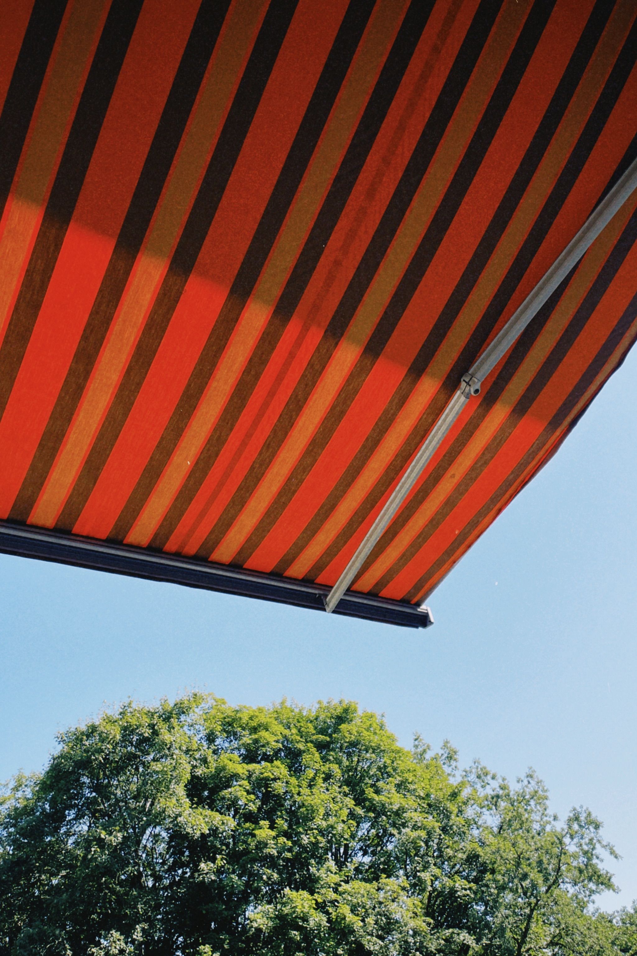 Oranje zonnescherm voor huis