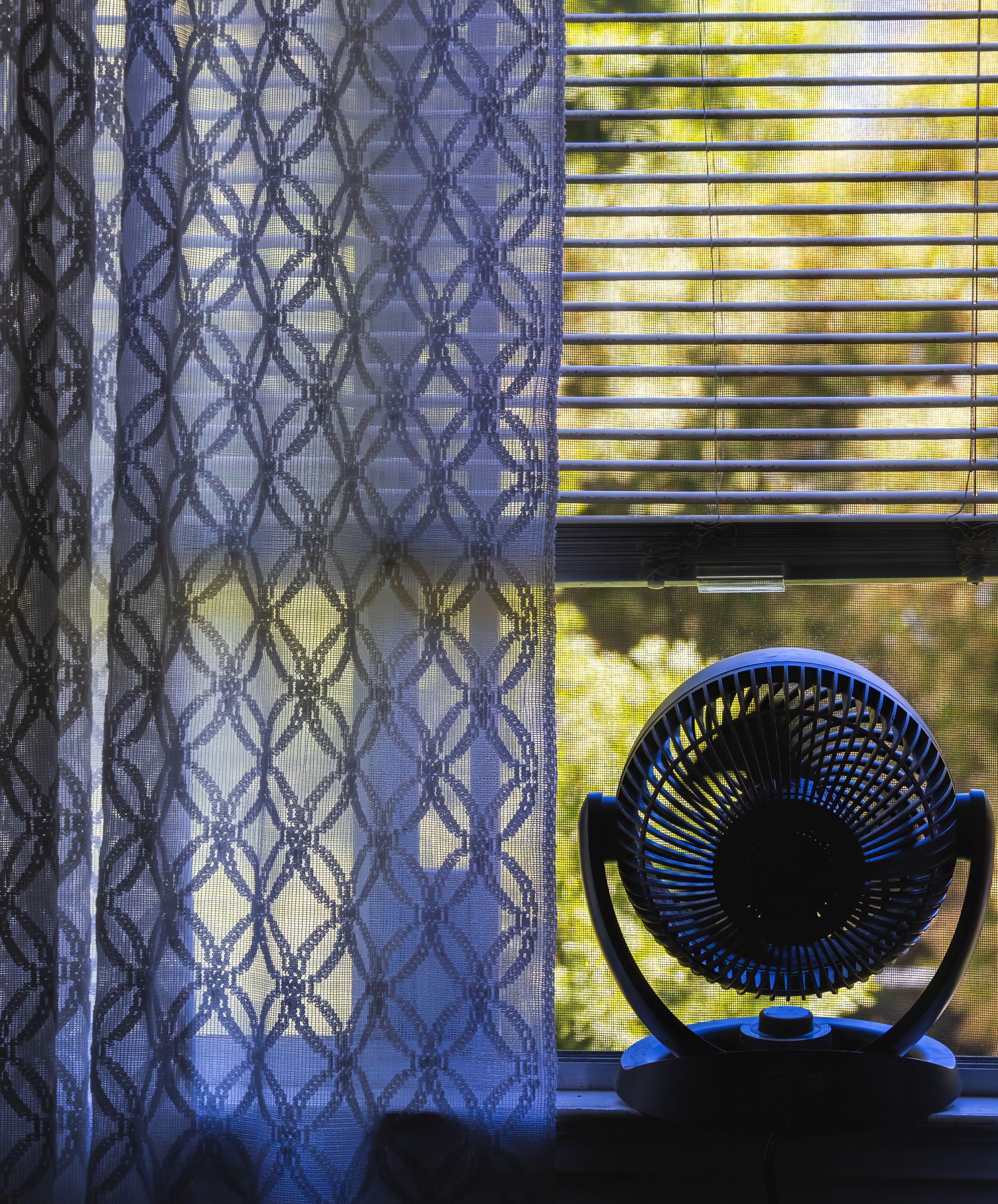 Ventilator bij het raam