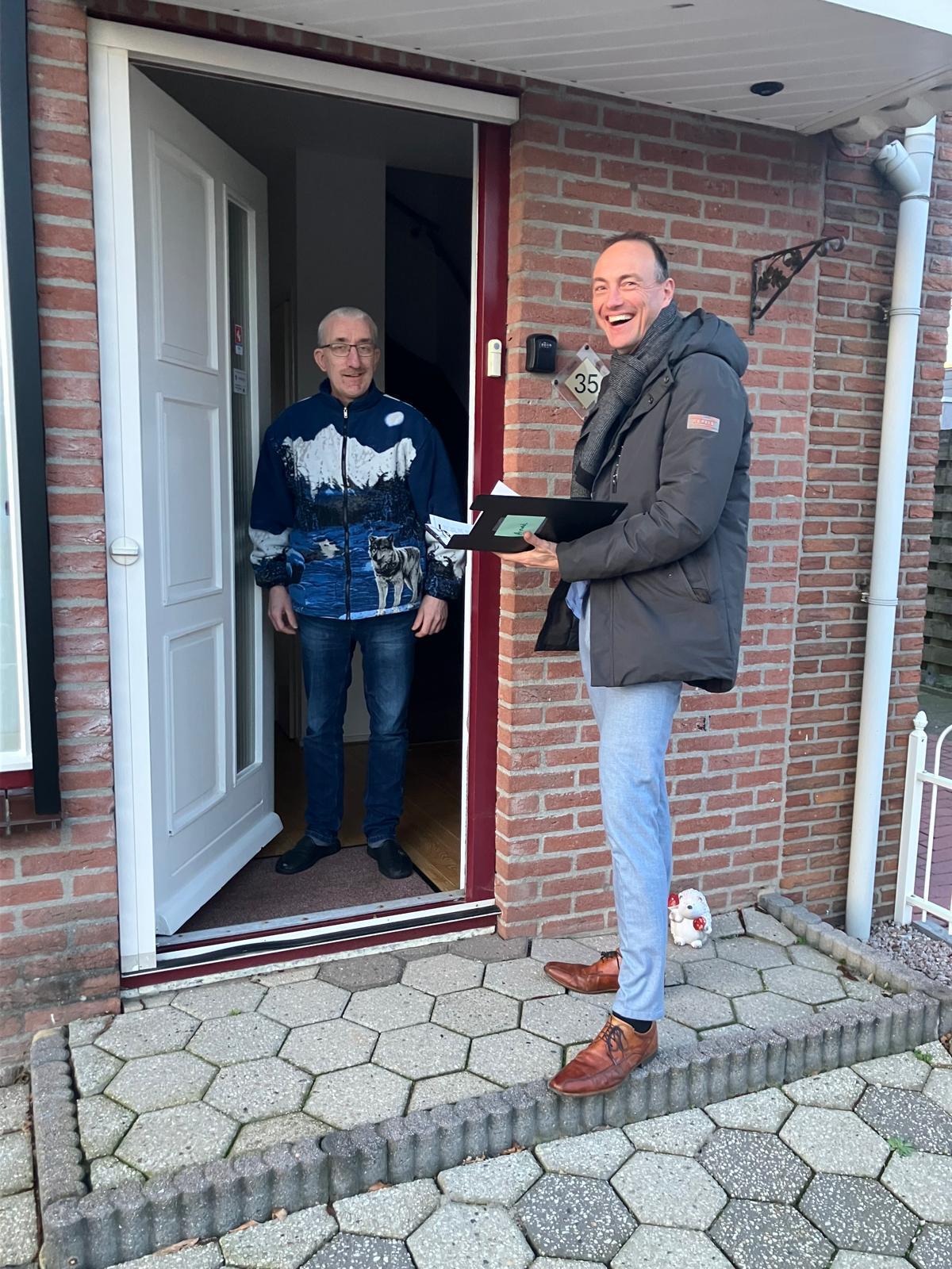 Wethouder Jeroen belt aan bij bewoner