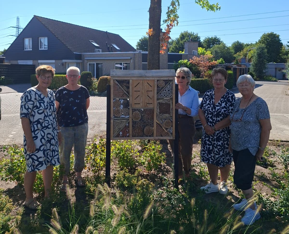 Bewoners van Violier staan bij insectenhotel