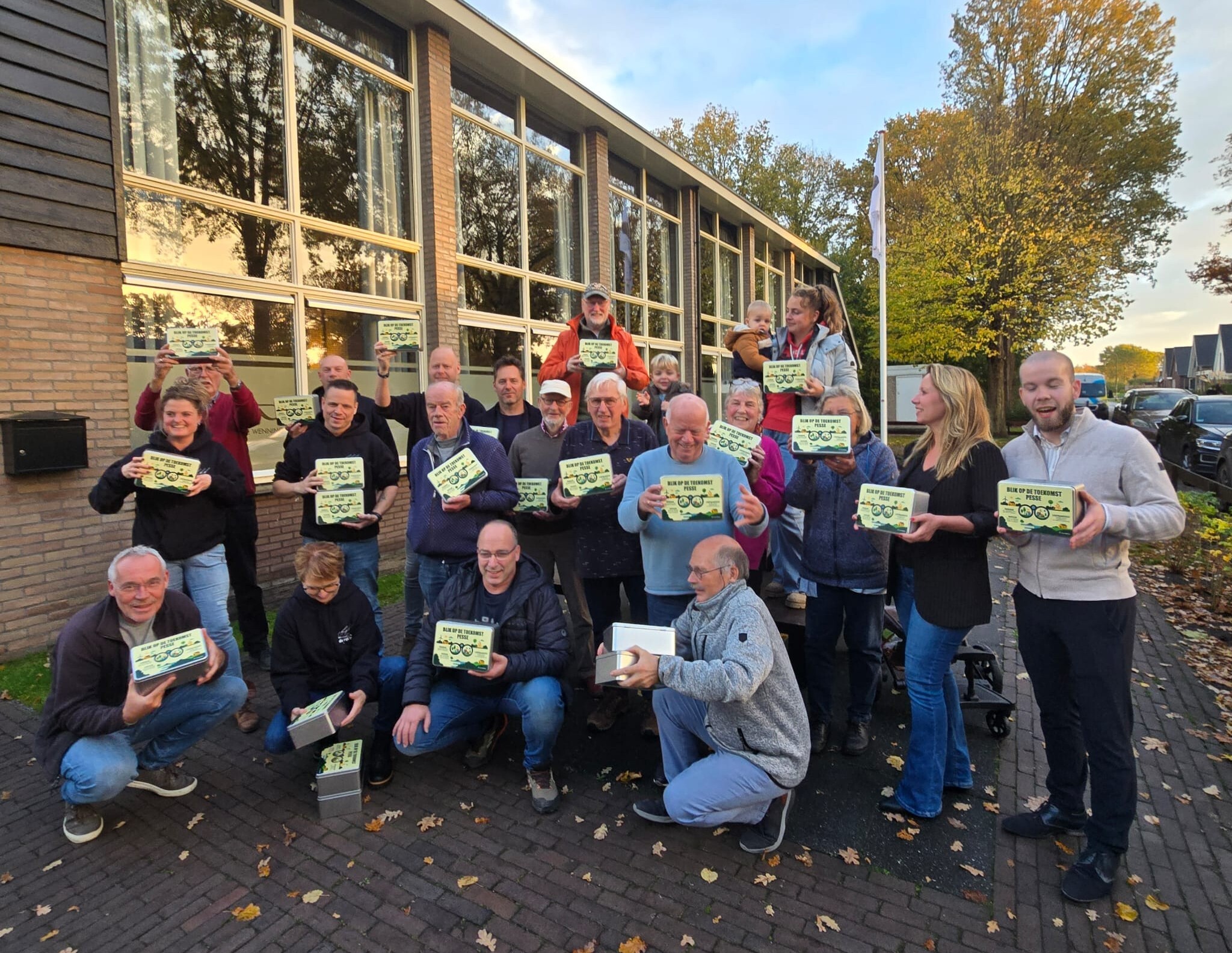 Blikken worden door bewoners uitgedeeld in Pesse