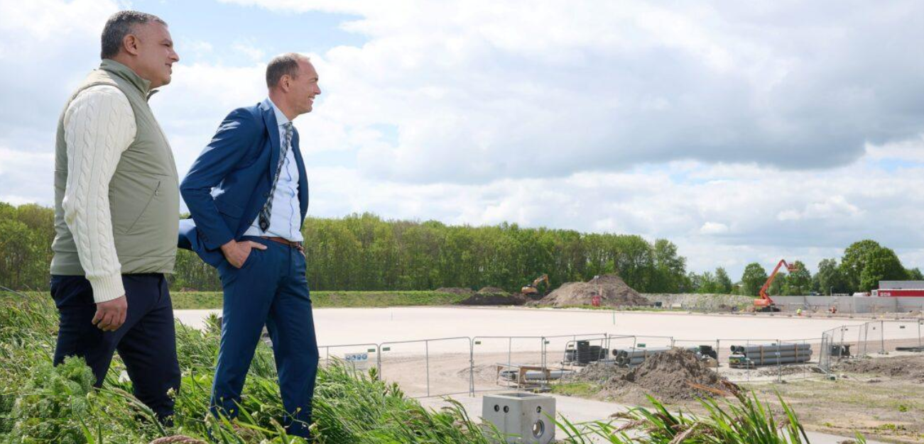 Tanju en Jeroen kijken uit over het project Rem eraf Riegmeer