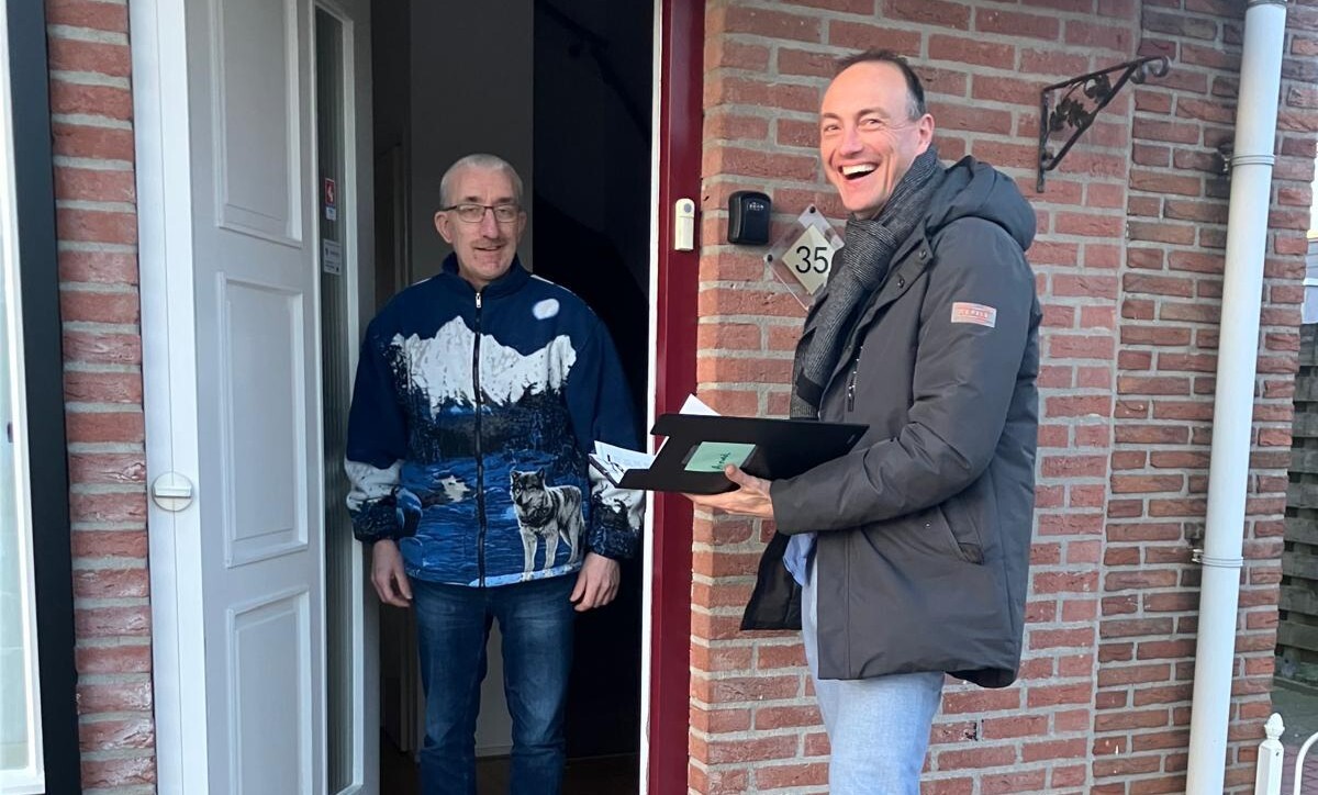 Wethouder Jeroen Westendorp belt aan bij bewoner