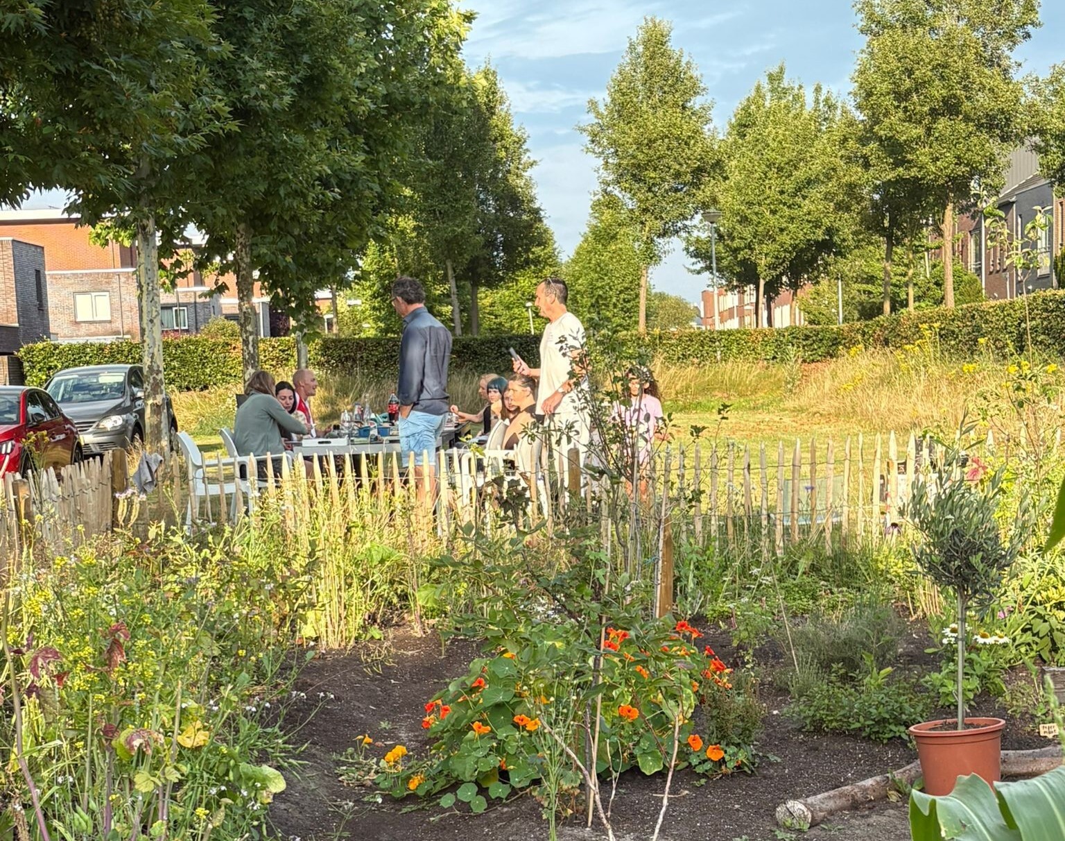 Buren bij elkaar pluktuin Erflanden