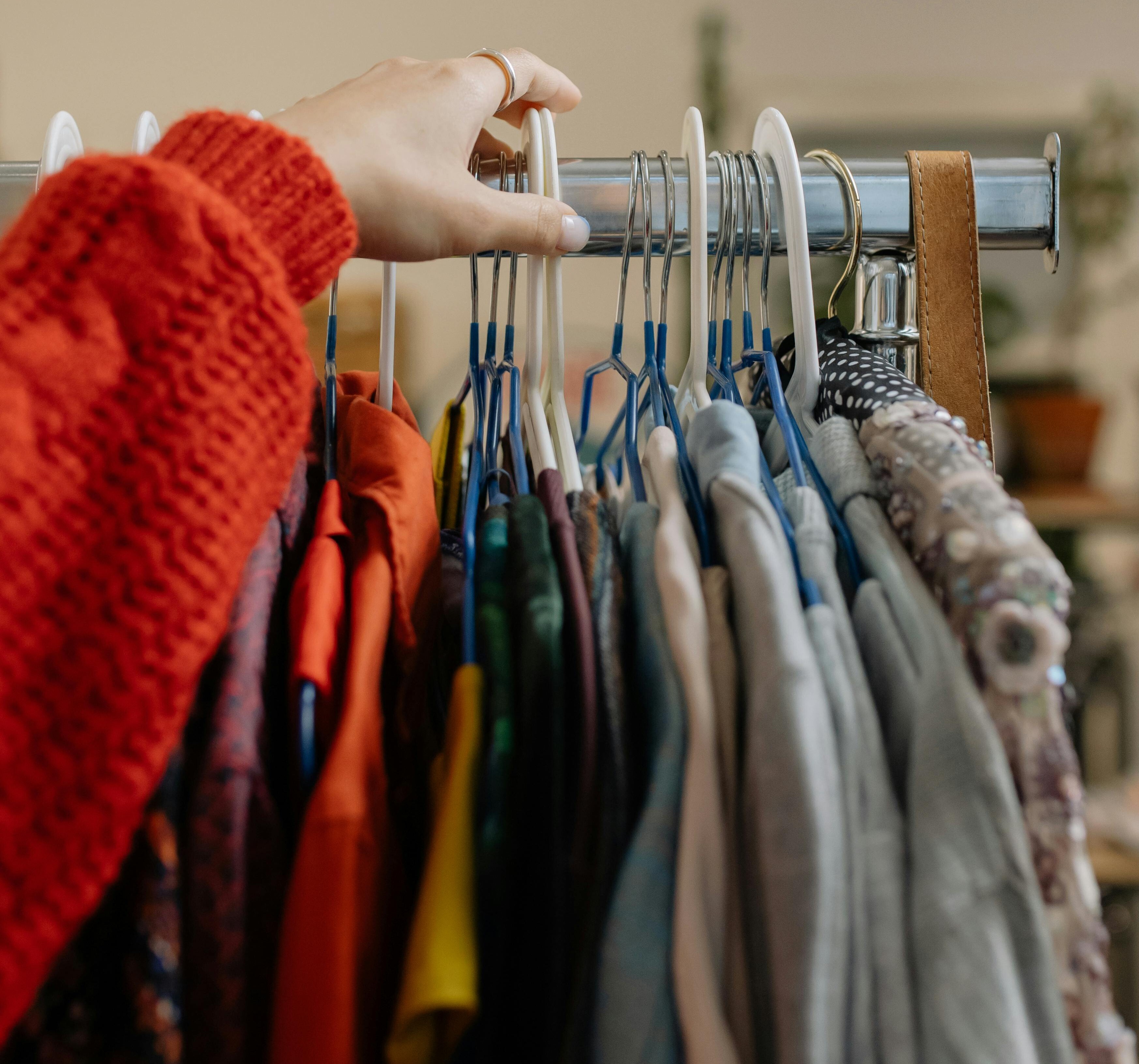 Tweedehands kleding op een kledingrek