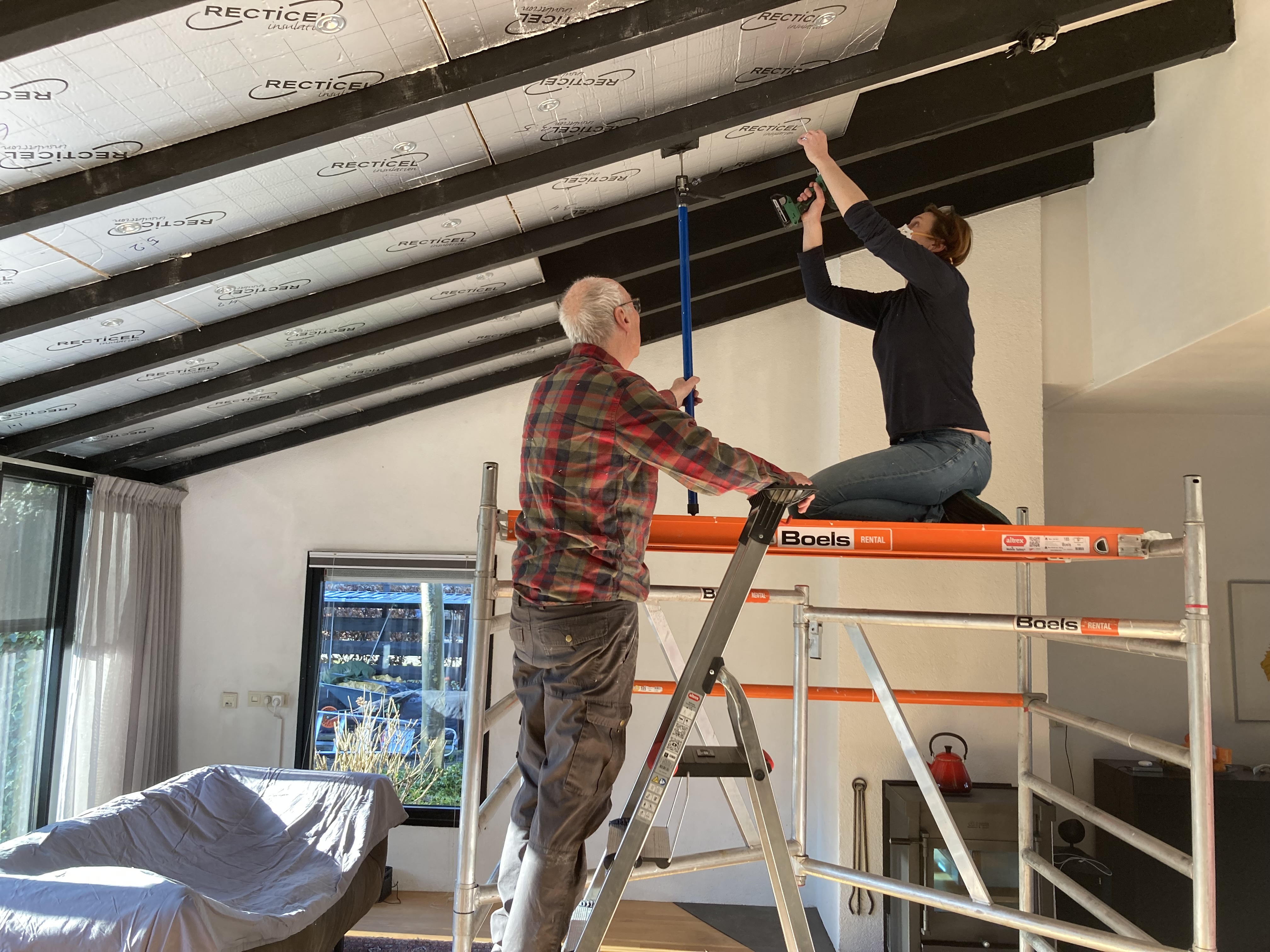 Wijnhout isoleert het dak samen met dochter